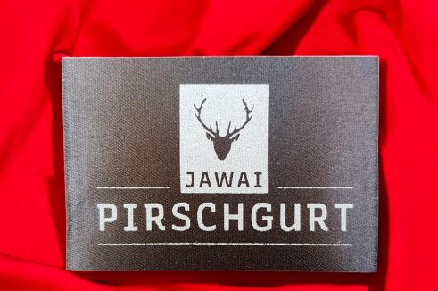 cropped-Satinetiketten-in-schwarz-Aufdruck-weiss.jpg schwarze Satin Etiketten zum Einnähen, Individuell für Seitennahteinnäher Spezielle Anwendungen. Edle Labels mit Logo. Einfarbiger Aufdruck in weiß.