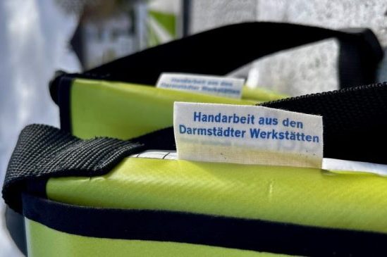 Taschen-aus-Bannern-572x365 Mischband farbig bedruckt, hier ein Beispiel der Darmstädter Werkstätten mit Genehmigung der Verwendung des Bildes